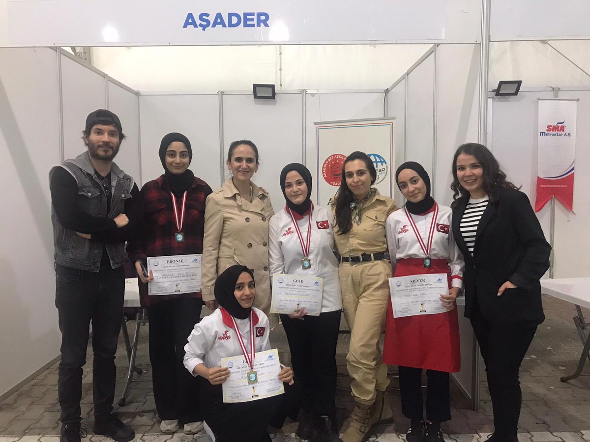 ANKA_MTAL's tweet photo. Gastronomi Şefler Federasyonu'nun düzenlediği "Lise Şefler Zirvesi"nde 2 altın, 1 gümüş, 1 bronz madalya kazanan Yiyecek İçecek Hizmetleri Alanı öğrencilerimizi ve öğretmenlerimizi tebrik ederiz 🥇🥇🥈🥉👏

@MeslegimHayatim @istanbul_MTE @BagcilarMem https://t.co/6M5gHKCyGf