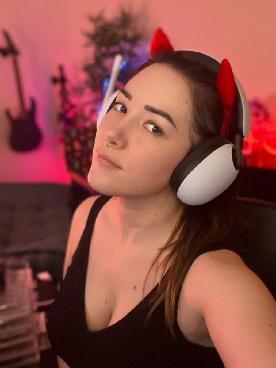 Chipsette_FR's tweet photo. Depuis Halloween je joue à un jeu d'horreur, ça change pas mal de Valorant mais on rigole bien, j'aime trop😊! 

btw je referais un vrai cosplay de fade 👀

Casque wireless : Sony INZONE H9
#Sony #INZONE #DetectReactVictory #ad https://t.co/1jddIv73Pe