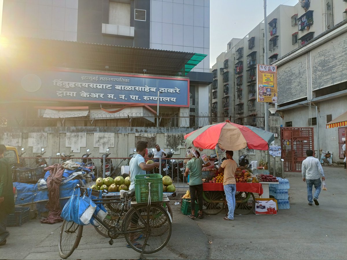 samajsudharak13's tweet image. आज सकाळी जोगेश्वरी पूर्व वेस्टन एक्सप्रेस हायवे ट्रॉमा  मनपा रुग्णालय या ठिकाणी काही कामानिमित्त गेलो असता, तिथे JVLR जंक्शन ते ट्रॉमा हॉस्पिटल गेट जे बाजूलाच आहे, तिथपर्यंत जाण्यासाठी मला सात ते दहा मिनिटे लागली. पुढे येऊन गेटवर बघतो तर गेटवर दोन्ही बाजूला फेरीवाले.