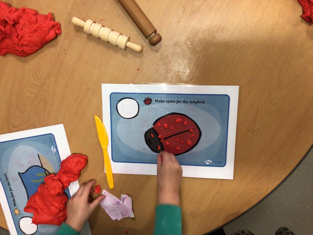 AnetaKozakiewi1's tweet photo. Make spots for the ladybird 🐞
Make apples to go in the tree 🍎🍏
Etc… #playdough #nursery #artarea https://t.co/I2nYzmMA8L