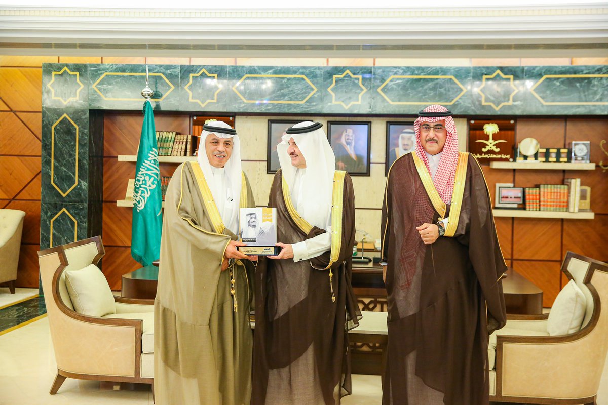 emara_sharqia's tweet photo. وكرم سمو أمير المنطقة الشرقية الجهات الداعمة لاصدار الكتاب وهي شركة المعجل وابناؤه ، شركة محمد الفرج ، وغرفة الأحساء.

ورفع الوليد آل مبارك الشكر والعرفان لسمو أمير المنطقة الشرقية على دعمه لهذا الإصدار الهام والذي يستعرض سيرة خادم الحرمين الشريفين "حفظه الله". https://t.co/3iz8NAarLi