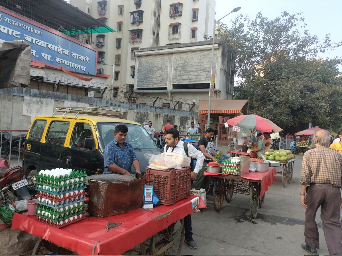 samajsudharak13's tweet image. आज सकाळी जोगेश्वरी पूर्व वेस्टन एक्सप्रेस हायवे ट्रॉमा  मनपा रुग्णालय या ठिकाणी काही कामानिमित्त गेलो असता, तिथे JVLR जंक्शन ते ट्रॉमा हॉस्पिटल गेट जे बाजूलाच आहे, तिथपर्यंत जाण्यासाठी मला सात ते दहा मिनिटे लागली. पुढे येऊन गेटवर बघतो तर गेटवर दोन्ही बाजूला फेरीवाले.