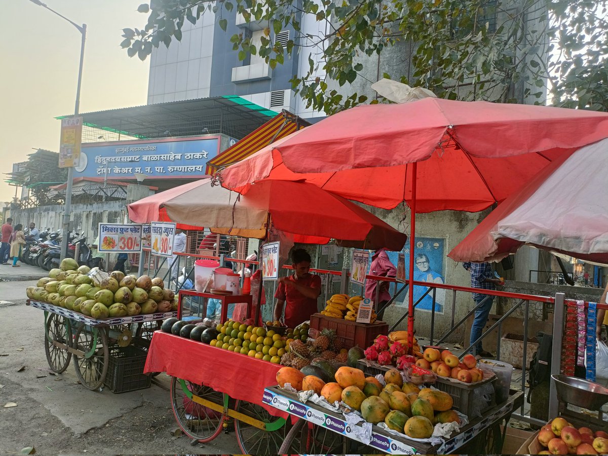 samajsudharak13's tweet image. आज सकाळी जोगेश्वरी पूर्व वेस्टन एक्सप्रेस हायवे ट्रॉमा  मनपा रुग्णालय या ठिकाणी काही कामानिमित्त गेलो असता, तिथे JVLR जंक्शन ते ट्रॉमा हॉस्पिटल गेट जे बाजूलाच आहे, तिथपर्यंत जाण्यासाठी मला सात ते दहा मिनिटे लागली. पुढे येऊन गेटवर बघतो तर गेटवर दोन्ही बाजूला फेरीवाले.