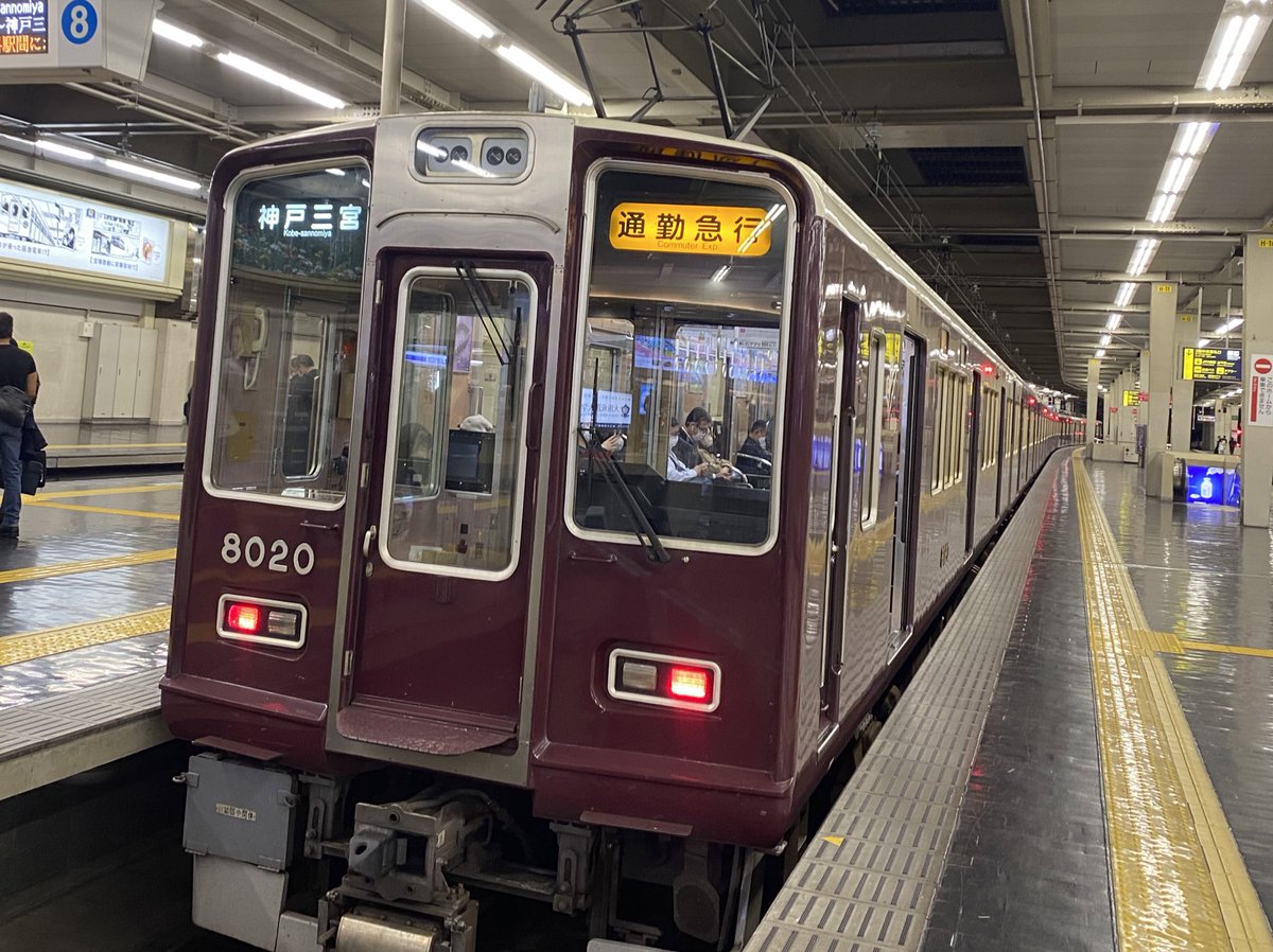 ShinKyp1's tweet photo. 庇部分に表示幕の光が反射してたのが、あまりにかっこよすぎたので、写真を撮ってしまいました。
#阪急
#8020F
#神戸線 https://t.co/116fkqbbe2