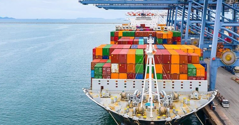 Huawei's tweet photo. Modern ports face 3 main issues: harsh working environments, safety risks & inefficiency. #Huawei & Tianjin Port built an intelligent horizontal transport system that uses cloud-based dispatching, #5G & #AI for large-scale operations. #HuaweiFacts #SmartPosts #AutonomousDriving