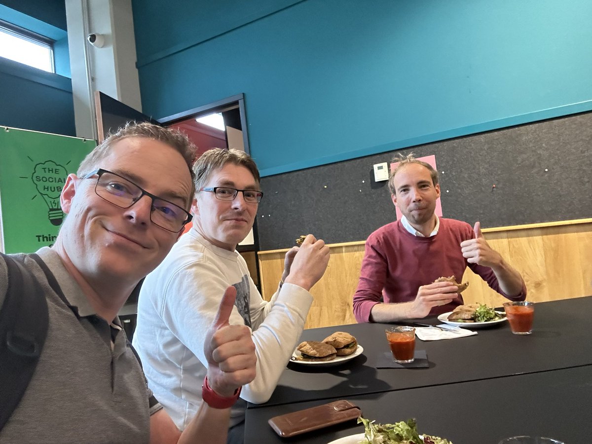 Having lunch with <a href="/brunoscheele/">Bruno Scheele 🌺</a> @MrJre  at <a href="/iOSConf/">DO iOS</a> workshop. 🎉