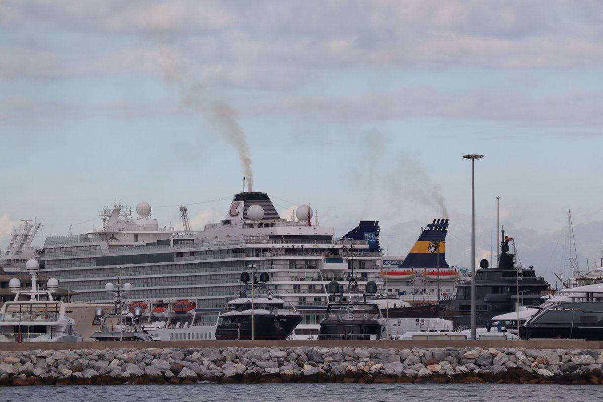LI_Porto_Pulito's tweet photo. #Livorno #Terradeifumi navali.
#ifumidellenaviciuccidono
Dalle #navi #lavoro , non #veleni https://t.co/Rx4NPzw99X