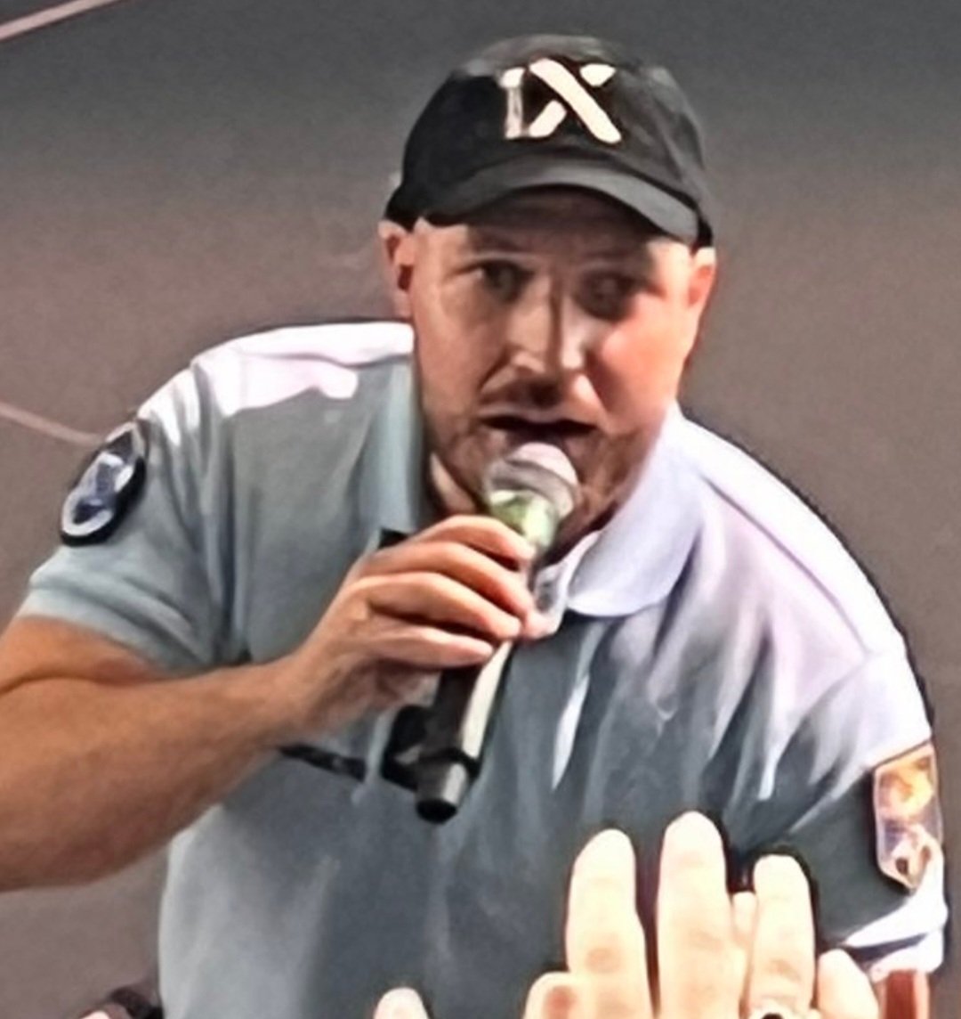 "Et nous allons vous montrer les jeux exclusifs Xbox Games Studios qui sortiront d'ici la fin de l'année 2022...
WEEEUUU WEEEUUU... Eh non ! 
Ceci est une descente de police, manette au sol, rien ne sortira cette année ! Bien joué Joe." 👍😭