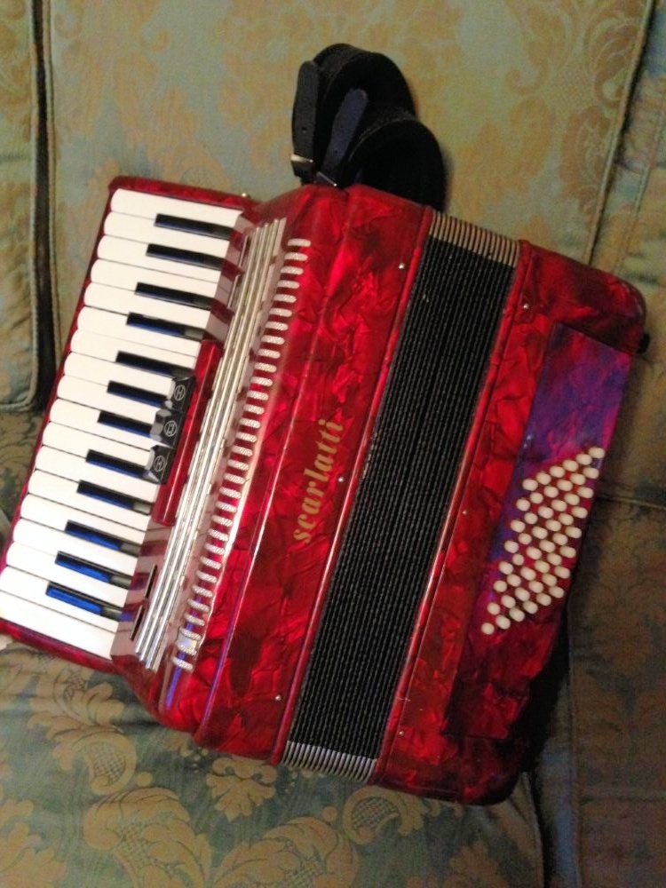 Can anyone help me locate my beloved well-worn #accordion Anoushka? I left her on a train a month ago and the train companies only send automated messages. Someone must have her and I'd love to be reunited. She's in a blue accordion case (backpack) Please RT!