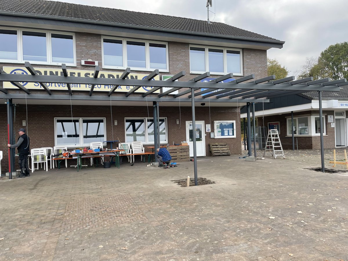 #𝐊𝐥𝐞𝐢𝐧𝐩𝐫𝐨𝐣𝐞𝐤𝐭𝐞 2022 𝐢𝐧 𝐝𝐞𝐫 𝐔𝐦𝐬𝐞𝐭𝐳𝐮𝐧𝐠 #04: 

Der SV 1920 #Heek erweitert die vorhandene Terrasse mit dem vorhandenen Dachüberstand, um Sportflächen für die sportliche Betätigung im Außenbereich zu schaffen. 

Fast fertig!

#AHL #LEADER #Regionalbudget