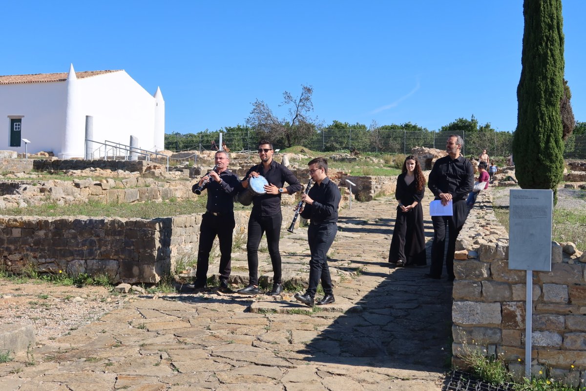 CulturaAlgarve's tweet photo. "Fábulas de Fedro - Ontem, Hoje e Sempre", um projeto multidisciplinar da ARCA - Associação Recreativa e Cultural do Algarve, foi apresentado, ontem, nas Ruínas de Milreu, com muito público presente.
#divam #milreu #culturaalgarve #direcaoregionaldeculturadoalgarve

📷 DRCAlg https://t.co/STvlpNx3tm