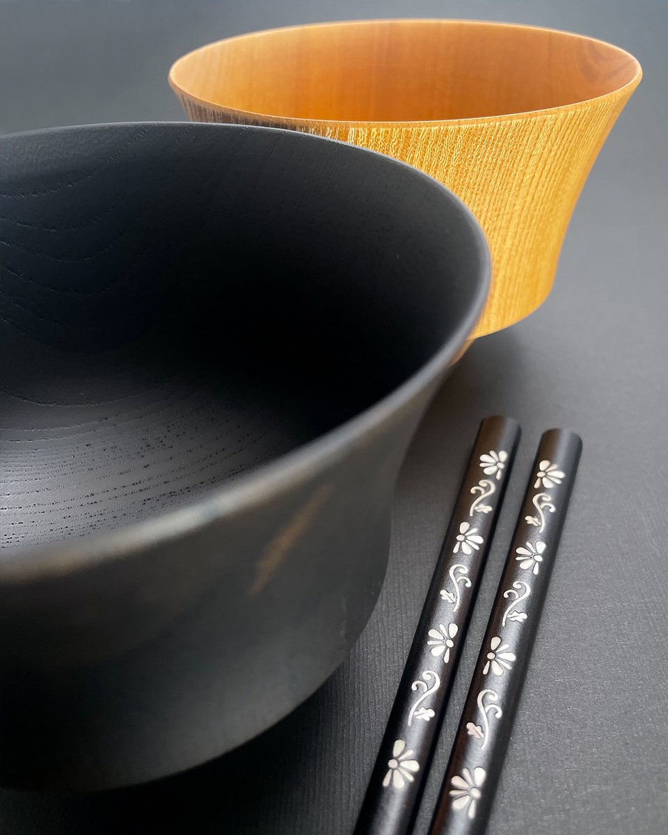 Oryokishop's tweet photo. Die Essstäbchen wurden von Zogan-Künstlern mit feinen Perlmutt-Einlagen verziert. Yumekobo gilt als eine der wenigen Manufakturen in Japan, die die traditionelle Dekorationstechnik Zogan für feine, edle Gebrauchsgegenstände wie #Essstäbchen einsetzen und perfekt beherrschen. https://t.co/v9DFwmksXA