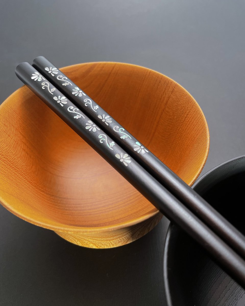 Oryokishop's tweet photo. Die Essstäbchen wurden von Zogan-Künstlern mit feinen Perlmutt-Einlagen verziert. Yumekobo gilt als eine der wenigen Manufakturen in Japan, die die traditionelle Dekorationstechnik Zogan für feine, edle Gebrauchsgegenstände wie #Essstäbchen einsetzen und perfekt beherrschen. https://t.co/v9DFwmksXA