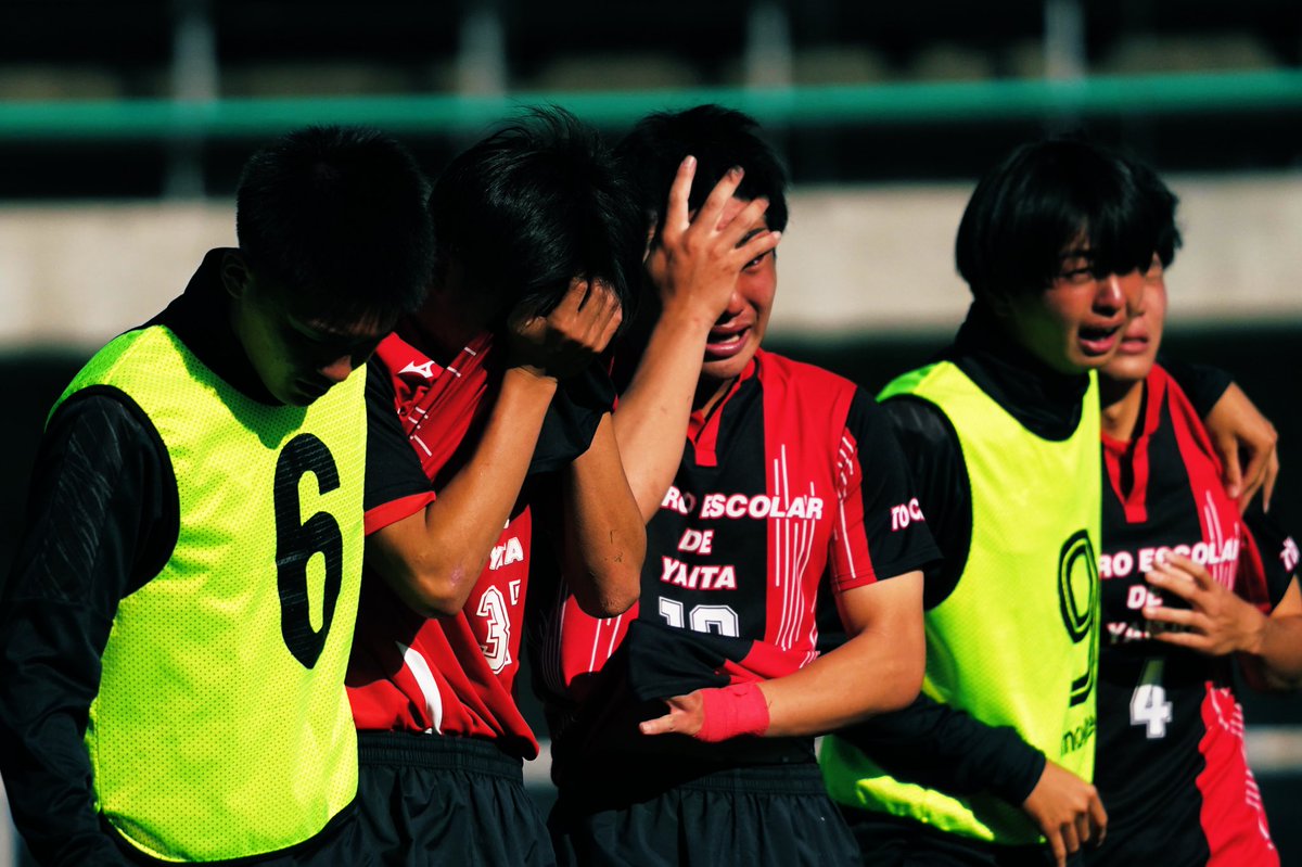 djakamakp's tweet photo. 11.05
歴史が動いた日。
会場にいた誰もが魅了され、
PK戦に突入し、どちらが勝っても
おかしくなかったこの試合を
戦い抜いた赤き壁の戦士たち。
最後の最後まで諦めなかった姿と
夕日に照らされる涙に心打たれました。
お疲れ様でした。ありがとう。

#矢板中央
#こってぃ〜ふぉとwithYOU https://t.co/urz5tH4Y0J