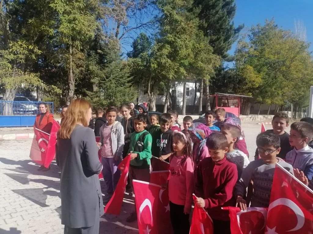 BurdurilMEM's tweet photo. AĞLASUN MAMAK KÖY YAŞAM MERKEZİ VE AĞLASUN KİBRİT KÖY YAŞAM MERKEZİNİN AÇILIŞI GERÇEKLEŞTİRİLDİ

👇
https://t.co/fcFrxfE6xk

@tcmeb @Burdurvalilik @vAliArslantas @nesrin_kakirman
@mebtegm 

📍Köy Yaşam Merkezi https://t.co/1wlhJU3rfr