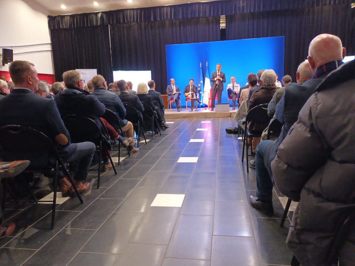 FredericDevos_'s tweet photo. Frédéric Devos a été invité par le Ministre de l'Intérieur à la réunion de lancement de la concertation pour la création de 200 brigades de gendarmerie.
➡️ La défense des services publics est ma priorité. #ProchesDeVous https://t.co/g0MiPjltOh