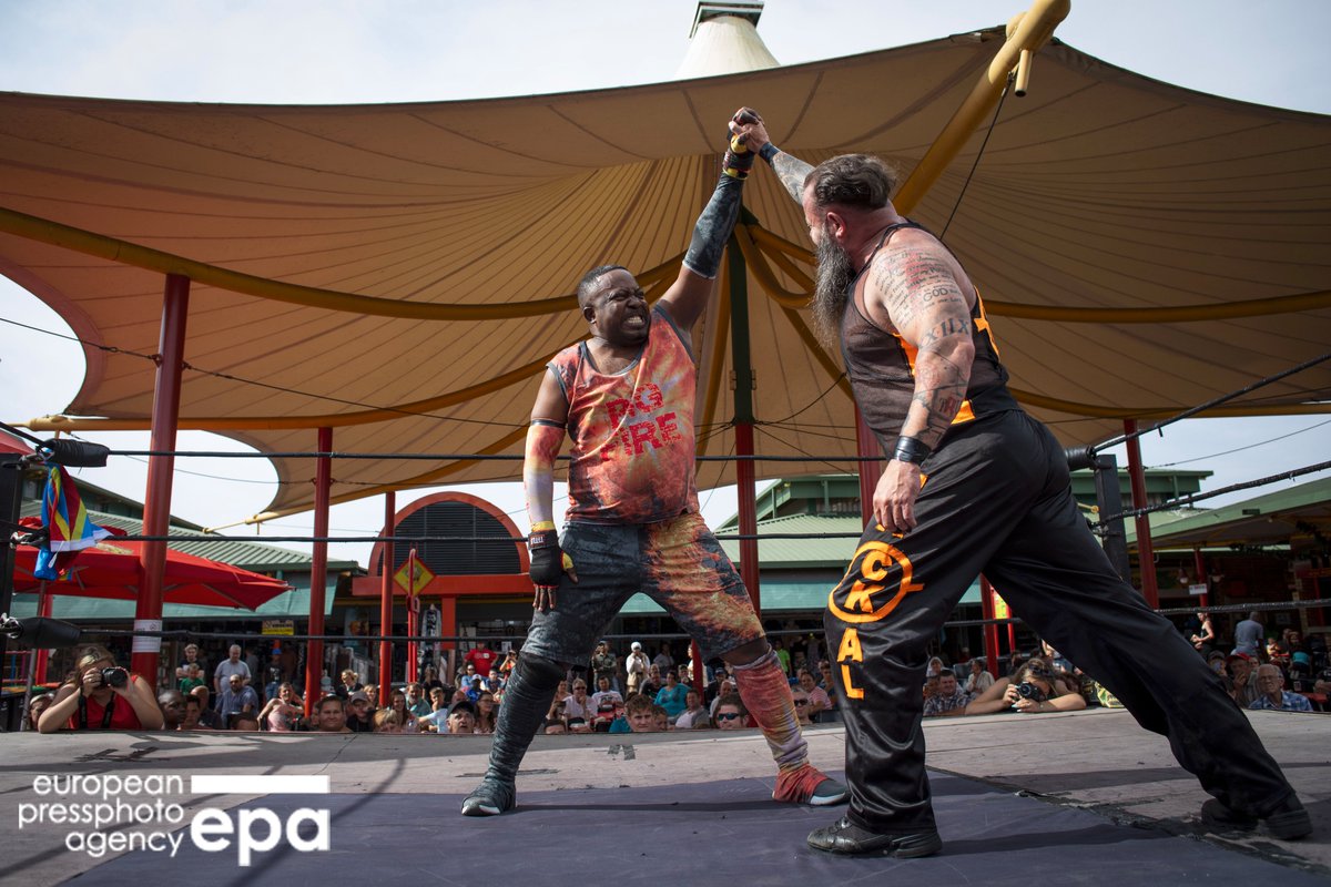 KimLudbrook's tweet photo. On the @EPA_Images @EFEnoticias wire service. Photoset on #hardcore #wrestling in #johannensurg. @CanonEMEApro @CanonEMEA @PJournalismNews #photojournalism #photojounalist #wrestling #fighting https://t.co/NsDP1lf0OW
