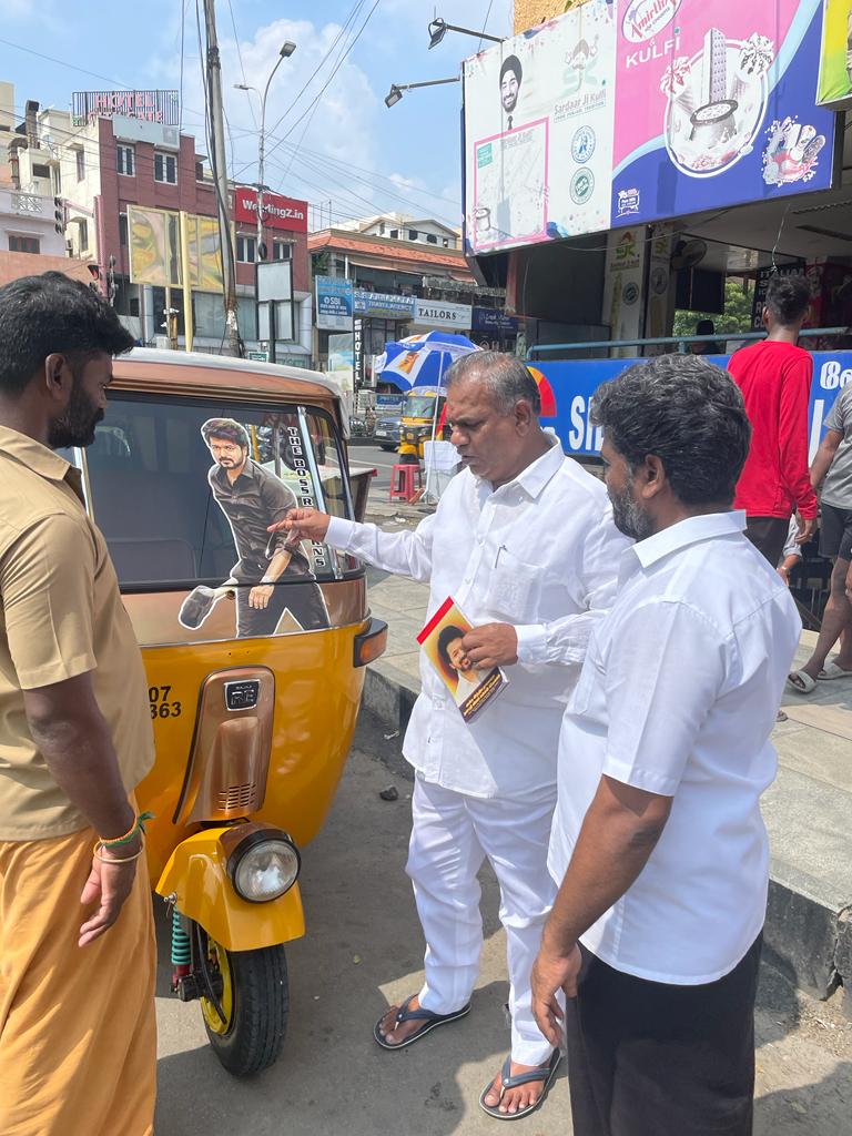 kvdamu's tweet photo. நேற்று
தளபதியின் வாரிசு
திரைப்படத்தின்
ஸ்டிக்கர் ஒட்டப்பட்டதை
அகில இந்திய 
பொதுச் செயலாளர்
எங்கள் ஆசான் அவர்களிடம்
காண்பித்த மகிழ்ச்சியான தருணம் https://t.co/AmYCSK84rE