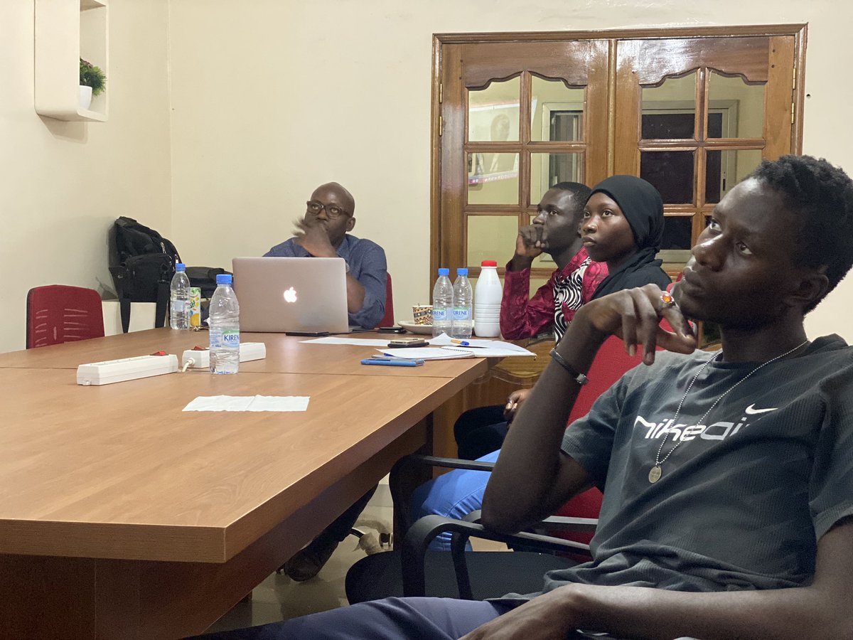 Aujourd’hui, <a href="/medounefal/">Médoune Gawane FALL  🇸🇳</a>,  journaliste et réalisateur, vient échanger et partager son expérience dans l’audiovisuel avec nos stagiaires de <a href="/ISEP_Thies/">ISEP-Thiès</a> #Kebetu #senegal #Kebetu #formation