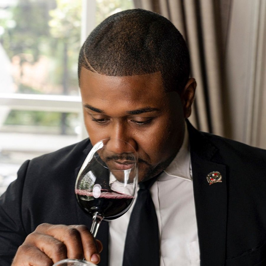 ListinDiario's tweet photo. Miguel Zarzuela, experto en vinos: lo logró fregando platos y exprimiendo limones

https://t.co/2tMICbBOYr

#ListínDiario https://t.co/vrbKu9Z4CD