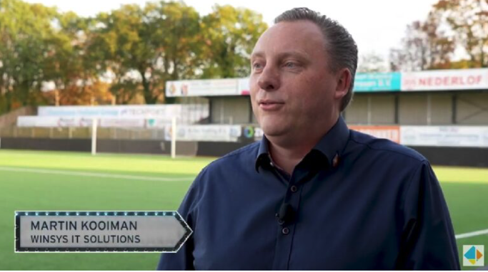 OVIJmond's tweet image. 𝐎𝐕 𝐈𝐉𝐦𝐨𝐧𝐝 𝐍𝐢𝐞𝐮𝐰𝐬

Alles IT? Samenwerken werkt! 

OV IJmond lid Martin Kooiman van WinSys bij Telstar 1963 N.V. over de businessclubs, samenwerken en meer:

ovijmond.nl/winsys-telstar…

#ovijmond #telstar #winsys #samenwerken #ondernemen #it