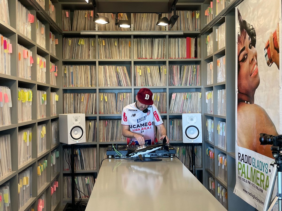 GladysPalmera's tweet image. Nos visitó un chamán del #globalbass, un productor y DJ que es un auténtico artista en la mezcla de sonidos tropicales desde la #cumbia al #boogaloo: @uprootandy. Y, claro, ¡quedamos embrujados! Una maravilla de sesión que pronto publicaremos en Gladys Palmera.