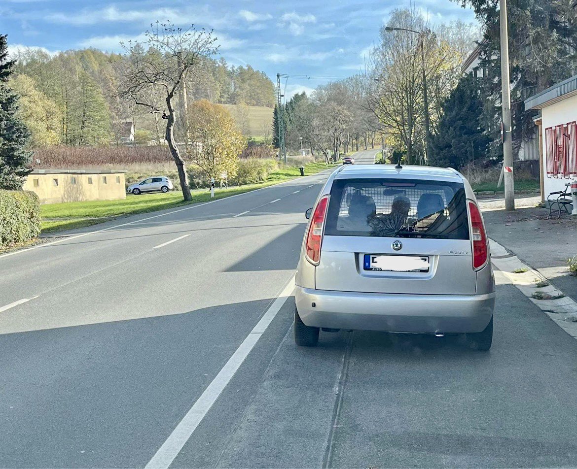 pk_soe's tweet photo. ‼️📸☝️ Vorsicht mobiler Blitzer auf der #S173 in #Hellendorf von Peterswald Tschechien 🇨🇿 kommend, silberner Skoda Praktik, 50 km/h! https://t.co/JfENBfrMIV