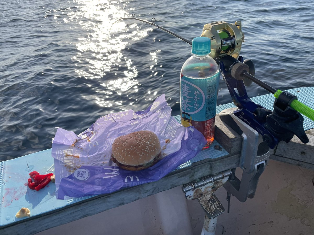 fuw741's tweet photo. お久しぶりです
日曜日の釣果　釣れなくて朝マックしてます　マガレ42cm 1匹でした。 https://t.co/FpNaMtj2VB