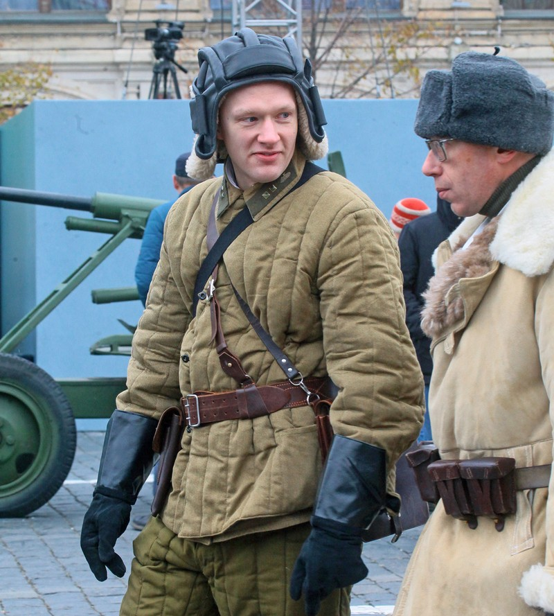 Mos_pravda's tweet photo. Красная площадь в эти выходные превратилась в интерактивный музей под открытым небом.  Уникальная экспозиция посвящена 81-й годовщине парада, который прошел 7 ноября 1941 года, и обороне столицы в годы Великой Отечественной войны https://t.co/ne8qXewTyk https://t.co/sbdYw7jEup