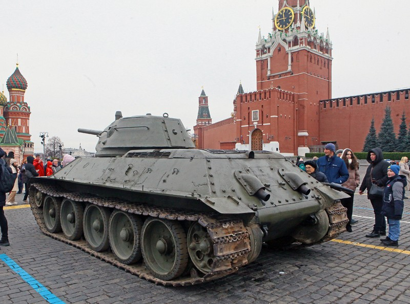 Красная площадь в эти выходные превратилась в интерактивный музей под открытым небом.  Уникальная экспозиция посвящена 81-й годовщине парада, который прошел 7 ноября 1941 года, и обороне столицы в годы Великой Отечественной войны mospravda.ru/2022/11/07/604…