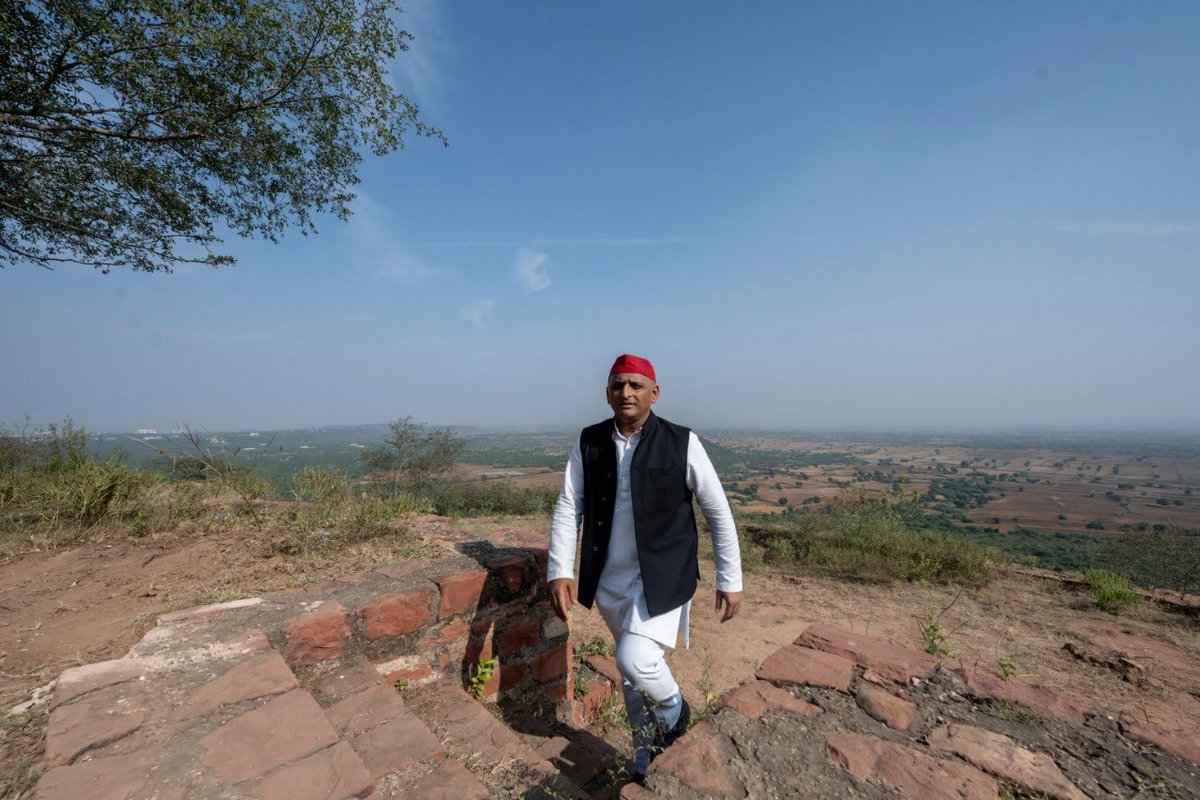 yadavakhilesh tweet picture