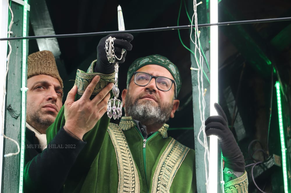 TheOfficialKSA's tweet photo. Devotees pray while having a glimpses of holy Relic during the annual Urs of Sheikh Syed Abdul Qadir Jeelani (RA) popularly known as Dastgeer Sahab, at Khanyar Srinagar on Monday.

Photos 📸 : @mufeed_hilal 

 #kashgraphs #dastgeersahib #kashmir #downtown #kashmirstudentalerts https://t.co/cKxdB6va4Z