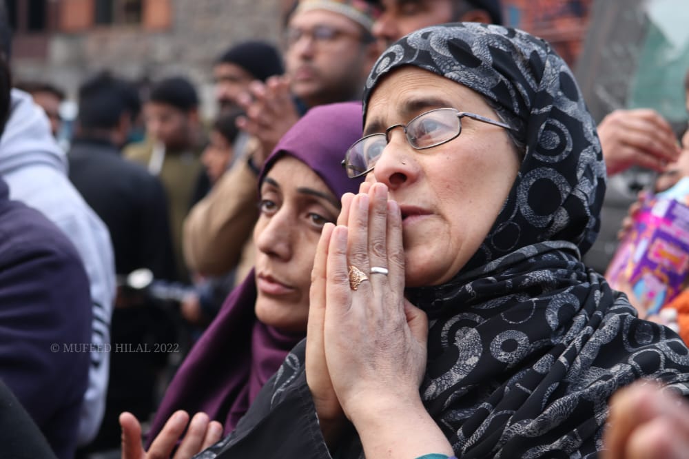 TheOfficialKSA's tweet photo. Devotees pray while having a glimpses of holy Relic during the annual Urs of Sheikh Syed Abdul Qadir Jeelani (RA) popularly known as Dastgeer Sahab, at Khanyar Srinagar on Monday.

Photos 📸 : @mufeed_hilal 

 #kashgraphs #dastgeersahib #kashmir #downtown #kashmirstudentalerts https://t.co/cKxdB6va4Z