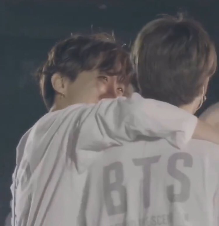NAMS0PE's tweet photo. Hobi being Jimin’s hug fairy- A thread https://t.co/kqdKYm2xJ0