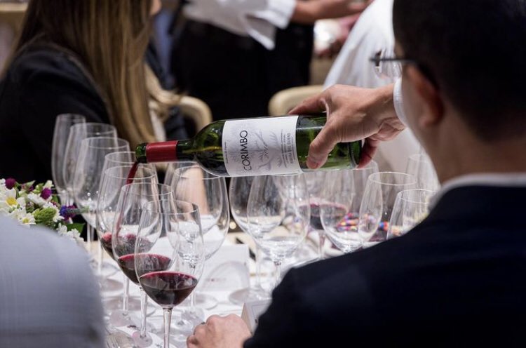 BodegasLaHorra's tweet photo. ¡Grandes recuerdos de la cena maridaje, dirigida por Agustín Santolaya, con nuestros amigos de @labodegard en República Dominicana!🍷
📸 @labodegar
#CORIMBO
#BodegasLaHorra https://t.co/VvXIYUmJro