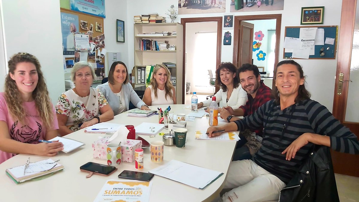 MalagaAcoge's tweet photo. #Trabajandoenred con asociaciones de #Fuengirola y #Mijas para coordinarnos en el apoyo a #mujeres víctimas de #violenciadegénero, reunión fructífera en el que las entidades han mostrado interés en recibir formaciones en #violenciamachista. #proyectoFaguas https://t.co/9z5QT0GFO5