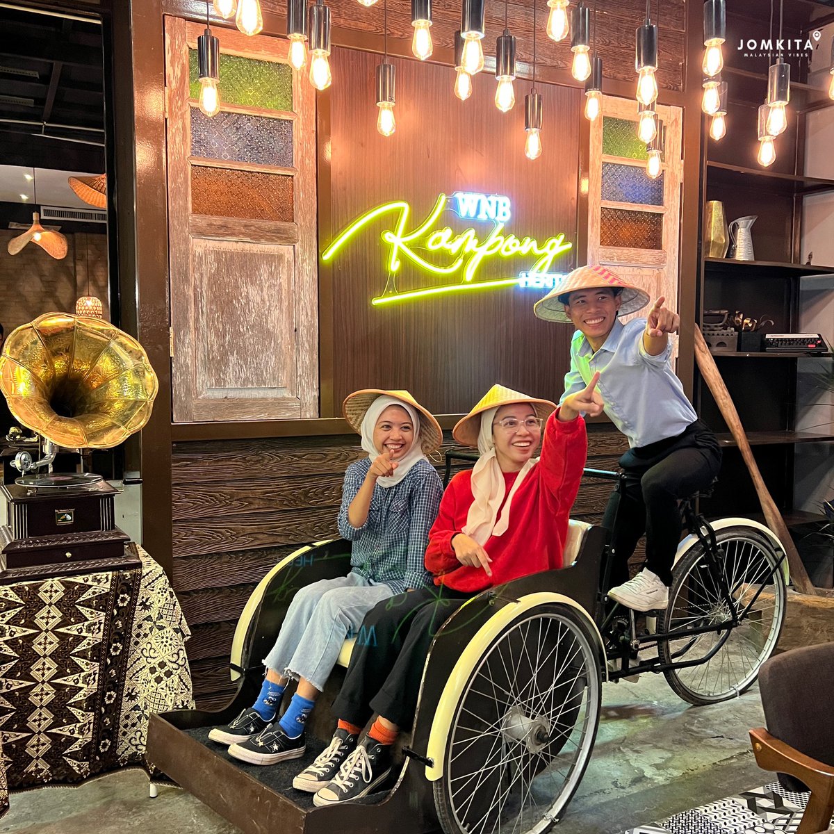 Jomkitamy's tweet photo. Hidden cafe berkonsepkan ala rumah kampung di KL #Jomkita

Korang yang nak merasa masakan melayu and suasana klassik boleh datang kat sini tau! 

Lokasi 📍: White &amp; Black Kampung Heritage, Chow Kit, KL https://t.co/FPP10ryJ01