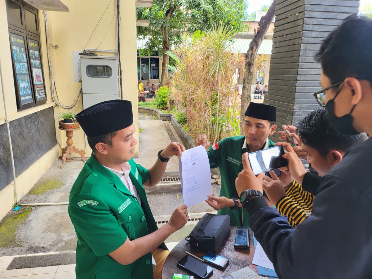 abrarrahman1926's tweet photo. Faizal Assegaf sudah melukai hati dan perasaan kami, NU dan Ketua Umum kami telah diserang dengan fitnah secara keji. 

Bersiaplah bertanggungjawab di meja Pengadilan Zal? @faizalassegaf https://t.co/bVdcsN9KPL