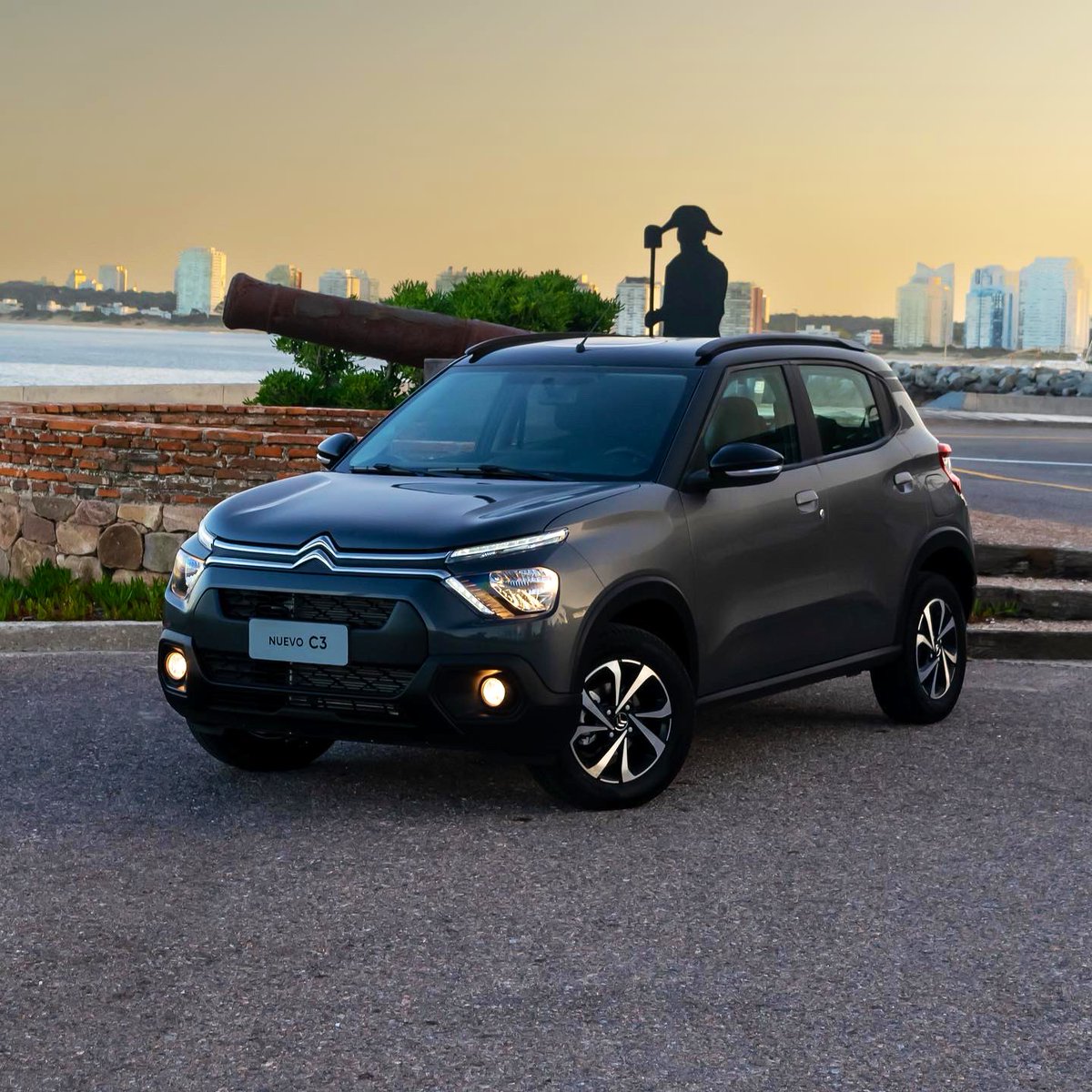 AutoblogUY's tweet photo. Probamos al nuevo @Citroenuy #C3 en una evaluación doble: 1.6 automático y 1.2 manual.

Análisis completo en https://t.co/ep0ECDCT4x, próximamente.

#Citroen #CitroenC3 #NovoC3 #NovoCitroenC3 #PureTech #EC5 #NuevoCitroenC3 #CMP #Stellantis 🇫🇷🇧🇷 https://t.co/QGFBaKThvm