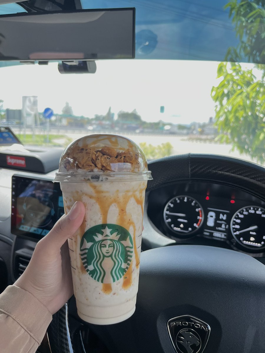 zalyazahari's tweet image. Sedap 10/10 ! 

Caramel cream frappuchino
- caramel drizzle upside down
- cornflakes on top
-  whipped cream on top 
-  almond ( blend ) 
-  almond nut
