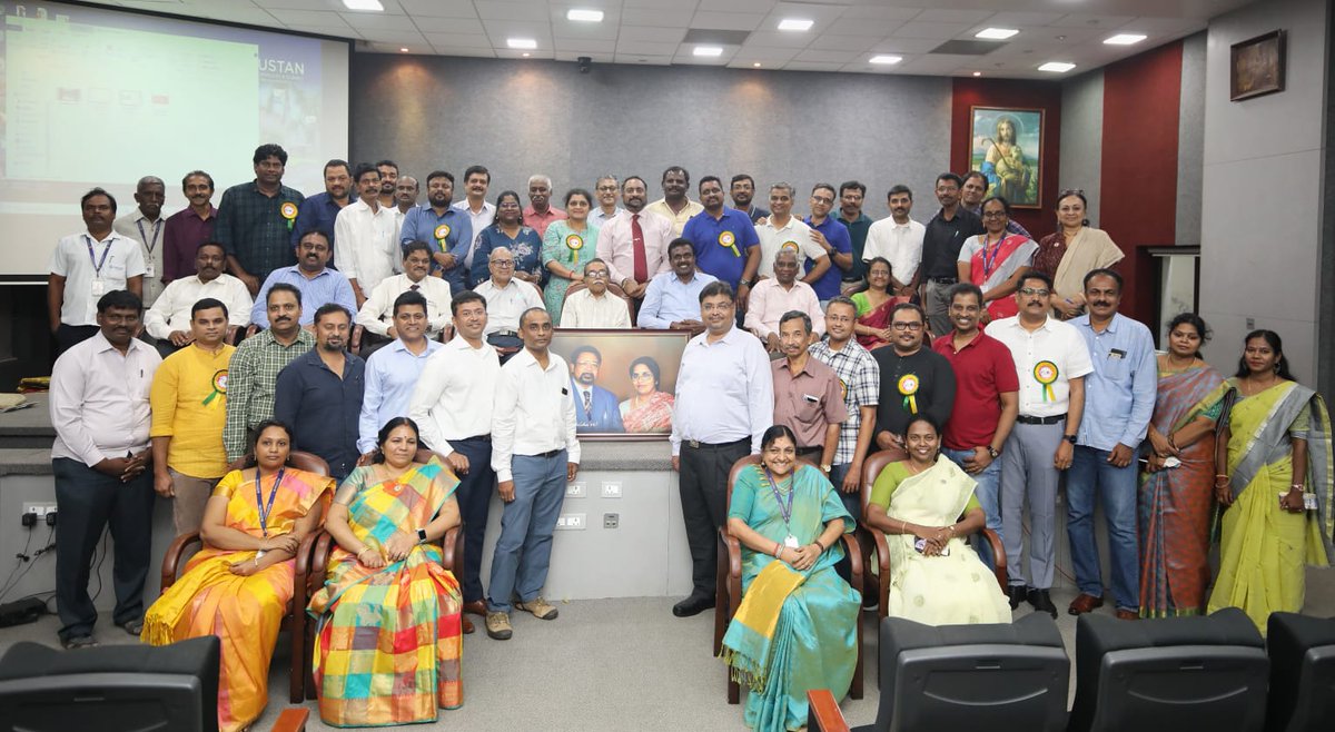 HITSAA_ADMIN's tweet photo. BacktoBayRangeCampus'96 The Class of 1996 came together in celebration of the 25th Reunion on 5- November- 2022 held at HITS Campus. Reliving their golden days, the alumni honored their patrons and mentors of the institution. #HITS #AlumniMeet #HITSAA #SilverJubileeReunion https://t.co/PoQKepV7U2