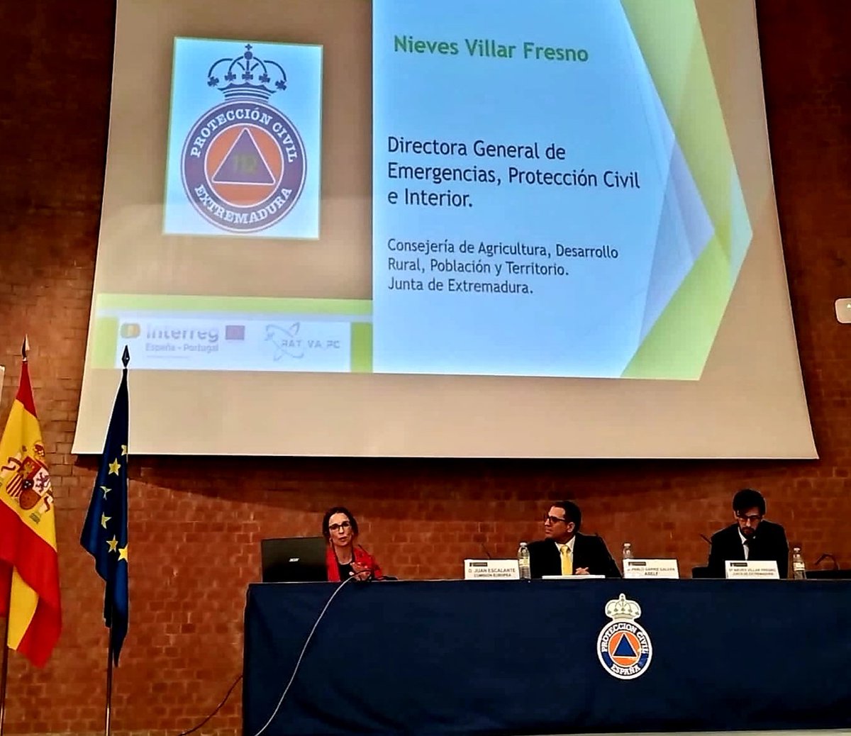 agriculturaEXT's tweet photo. 📢La directora de Emergencias, #ProtecciónCivil e Interior @Junta_Ex, Nieves Villar, hablando  #hoy del Sistema de Información y Alerta Temprana del Mecanismo Europeo de Protección Civil y del proyecto  transfronterizo #INTEREG

✔ Foro estatal de @proteccioncivil, #Madrid. https://t.co/5CnaSxGWsT