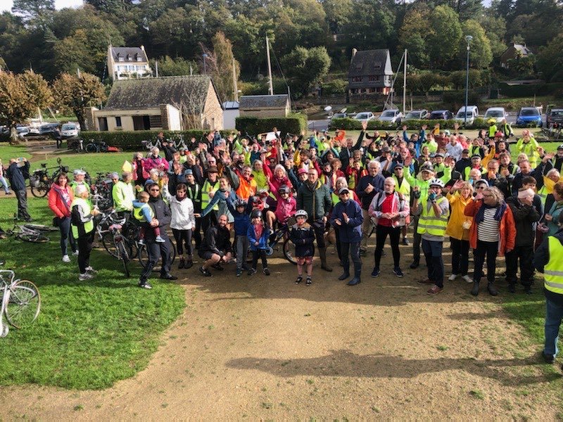 Vélorution "Roue libre en Aven" du dimanche 6/11.
250 cyclistes ont roulé entre Concarneau &amp; Quimperlé pour demander des aménagements sécurisés en milieu rural (sud 29).
<a href="/VeloBzh/">Collectif Bicyclette Bretagne</a> <a href="/Toutcommence29/">Tout commence en Finistère</a> <a href="/finistere_29/">Département du Finistère</a> <a href="/BretagneVelo/">Bretagne à vélo</a>