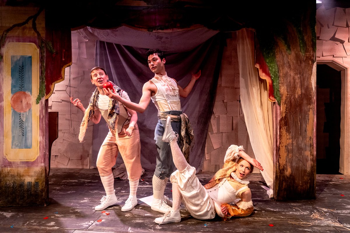 JSTheatre's tweet image. On this rainy Monday afternoon we&apos;re throwing it back to sunnier days in Spring with Sarah Ruhl&apos;s gorgeous adaptation of Orlando⌛️🐬🍎