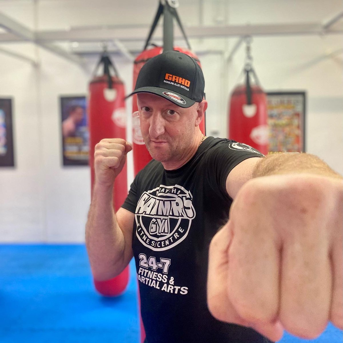 MarkCastagnini's tweet photo. Surround yourself  with good  #motivated people… 😉
You become a product of your environment. 

Another week of #work #training &amp; progress with the great people @hammersgym and our friends in the #fight #busines 💪🥊

#gymmotivation #martialarts #boxing #mma #muaythai #gym https://t.co/bHUtDDJtoQ