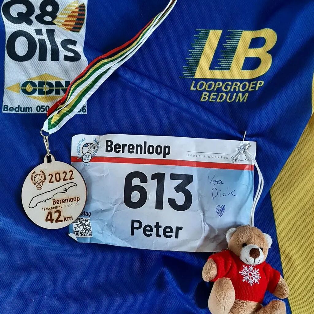 MarathonPeter's tweet photo. Metal monday! Met Dick's beertje en houten medaille bij de 25e Berenloop (4u21, mijn 60e marathon).
#metalmonday #berenloop #loopgroepbedum https://t.co/PdynYjB52z https://t.co/KKlFRyrruI