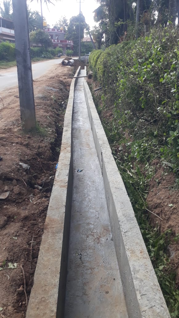 MgnregaTps's tweet photo. ಚಿಕ್ಕಮಗಳೂರು ಜಿಲ್ಲೆಯ ಚಿಕ್ಕಮಗಳೂರು ತಾಲೂಕಿನ ಬಸರವಳ್ಳಿ ಗ್ರಾಮ ಪಂಚಾಯತಿ ವ್ಯಾಪ್ತಿಯ  ಆರೋಗ್ಯ ಕೇಂದ್ರ ದಿಂದ  ಮಂಜಣ್ಣ ಮನೆಯ ವರೆಗೆ ಬಾಕ್ಸ್ ಚರಂಡಿಯನ್ನು ನರೇಗಾ ಯೋಜನೆಯಡಿ ಮಾಡಲಾಗಿದ್ದು, ನೈರ್ಮಲ್ಯ ಕಾಪಾಡುವಲ್ಲಿ ಹೆಚ್ಚು ಆದ್ಯತೆ ನೀಡಲಾಗುತ್ತಿದೆ. https://t.co/qSpTcUX9YG