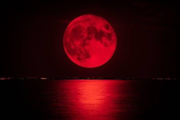 El martes, la Tierra, el Sol y la Luna se alinearán para crear un eclipse de luna de sangre.  Será el último eclipse total de Luna de este año. 🌌✨🌕