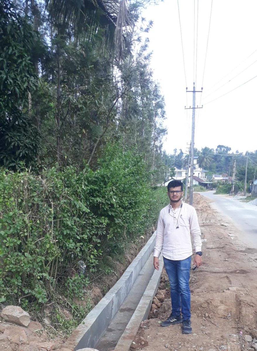 MgnregaTps's tweet photo. ಚಿಕ್ಕಮಗಳೂರು ಜಿಲ್ಲೆಯ ಚಿಕ್ಕಮಗಳೂರು ತಾಲೂಕಿನ ಬಸರವಳ್ಳಿ ಗ್ರಾಮ ಪಂಚಾಯತಿ ವ್ಯಾಪ್ತಿಯ  ಆರೋಗ್ಯ ಕೇಂದ್ರ ದಿಂದ  ಮಂಜಣ್ಣ ಮನೆಯ ವರೆಗೆ ಬಾಕ್ಸ್ ಚರಂಡಿಯನ್ನು ನರೇಗಾ ಯೋಜನೆಯಡಿ ಮಾಡಲಾಗಿದ್ದು, ನೈರ್ಮಲ್ಯ ಕಾಪಾಡುವಲ್ಲಿ ಹೆಚ್ಚು ಆದ್ಯತೆ ನೀಡಲಾಗುತ್ತಿದೆ. https://t.co/qSpTcUX9YG