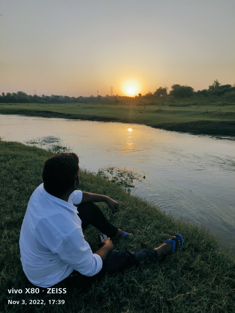 સાંજ ,સૂરજ ,નદી ,એકાંત અને તારું સ્મરણ એય. .. 
સઘળું એકસાથે ડૂબે તો કેવું સરસ !